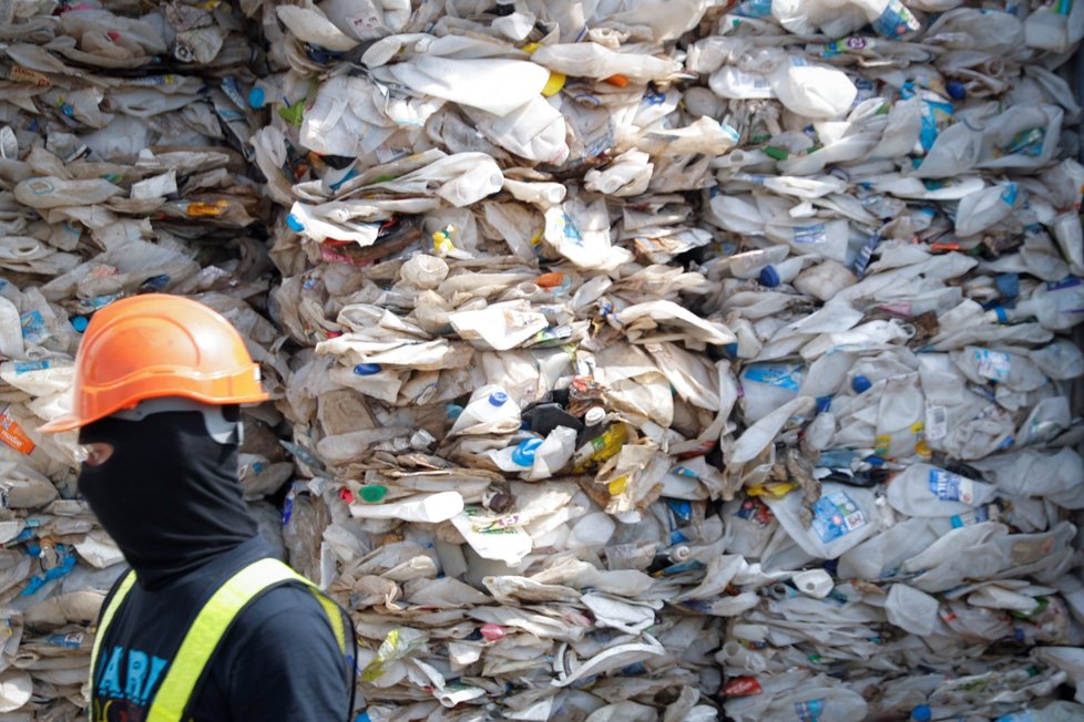 Malajsie vrátila do zemí původu 150 kontejnerů s plasty.