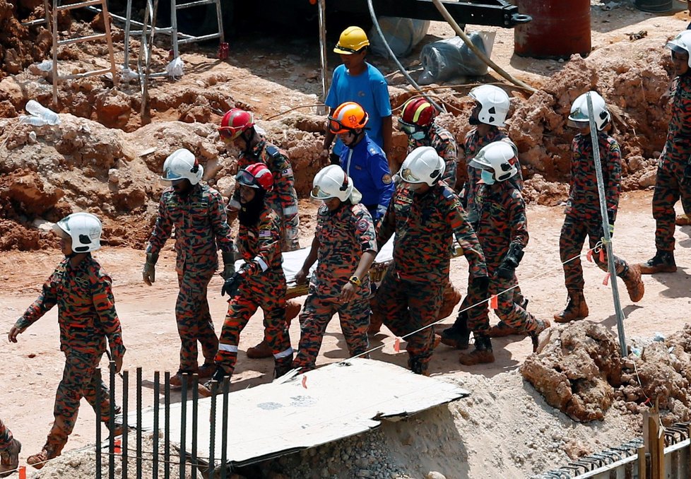Při sesuvu půdy na staveništi v Malajsii zahynulo 11 dělníků.