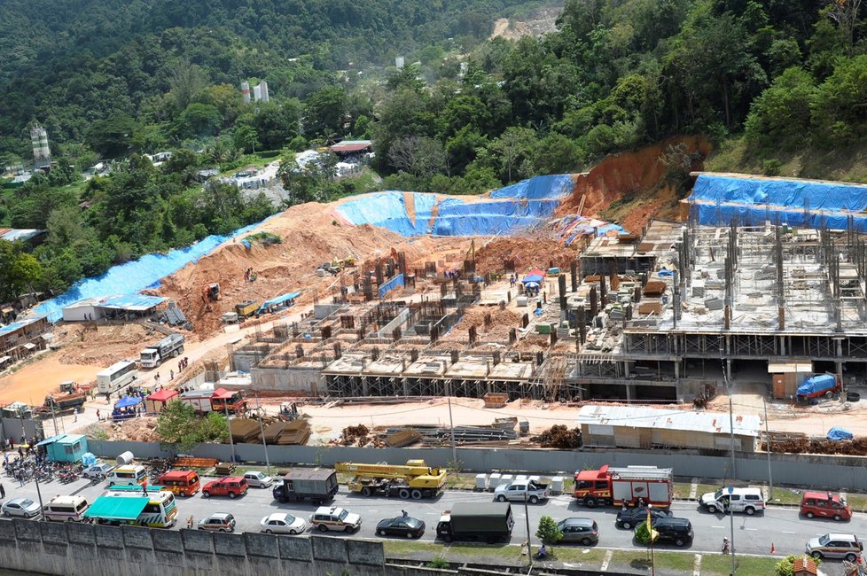 Při sesuvu půdy na staveništi v Malajsii zahynulo 11 dělníků.