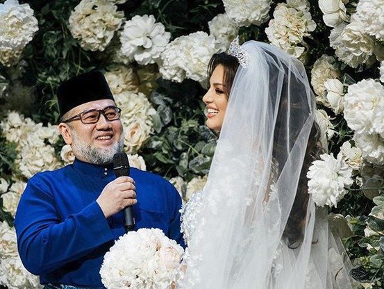 Oksana Vojevodinová, která se provdala za malajsijského sultána Muhammada V., jenž po jejich svatbě abdikoval, sdílela první snímky ze svatby i fotky novorozeného syna.