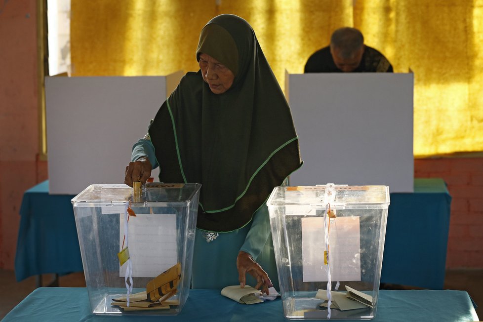 V Malajsii vyhrála volby opozice. Premiérem bude 92letý Mahatmir Mohamad.