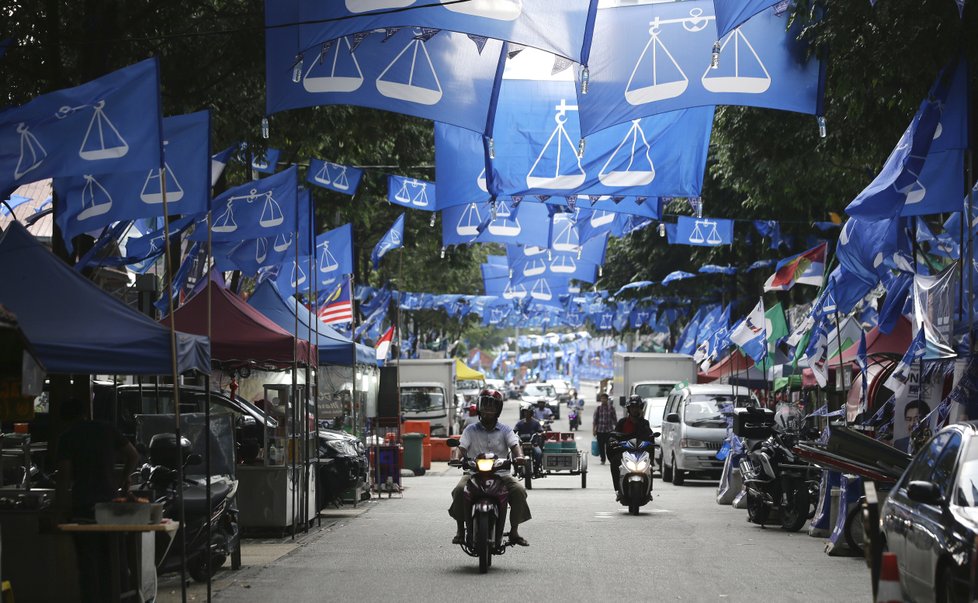 Vlajky vládnoucí strany  National Front Coalition premiéra Najiba Razaka. Ten čelí obviněním z korupce.