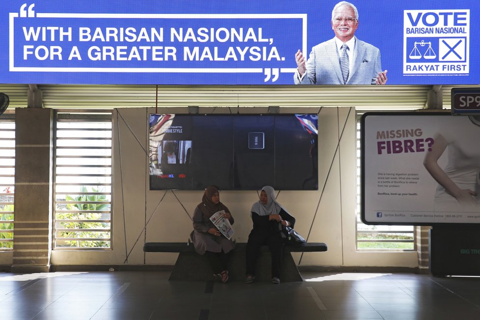 Předvolební plakát vládnoucí strany  National Front Coalition premiéra Najiba Razaka. Ten čelí obviněním z korupce.