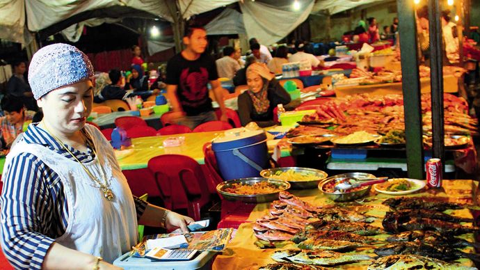 Úžasný noční přístavní trh v bornejském Kota Kinabalu je nejenom místem se silným geniem loci, ale také odtud budete jistě odcházet s povoleným opaskem: tolik mořských dobrot a za tak směšně nízké ceny se jen tak nevidí!