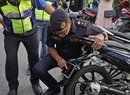 Malajsijský motorkář si zmenšil registrační značku na velikost nehtu