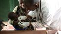 Nadace Gatesových se hodně věnuje vymýcení malárie