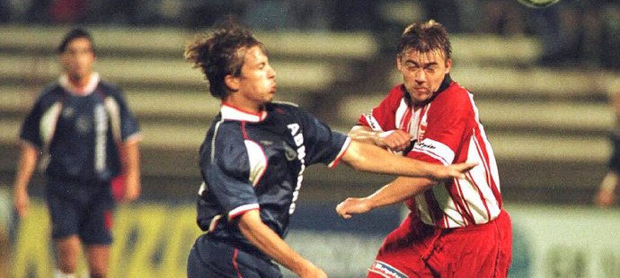 Malatinský (vpravo) si v minulosti zahrál například i proti Ajaxu v Poháru UEFA