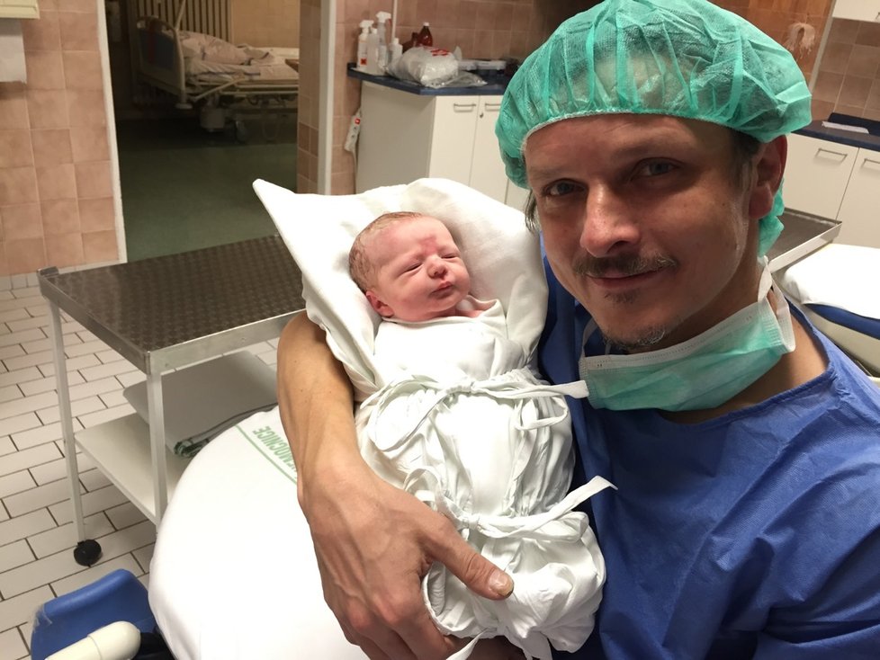 Šťastný tatínek Michal s čerstvě narozenou dcerkou Frídou