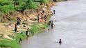 V Malawi se každý snaží vydělat, tak jak může. Jedna z možností je i těžba písku lopatami ze dna mělké řeky.
