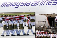 Ostatky obětí letu MH17 v Malajsii: První letadlo s těly dorazilo do Kuala Lumpuru!