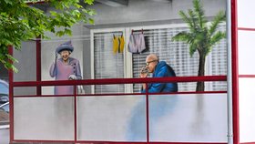 Královna Alžběta II. v Brně! Mává z balkonu hned vedle trenýrek a ponožek