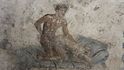 Antické nástěnné erotické malby na stěně pompejského nevěstince