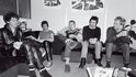 Rok 1976, Sex Pistols v EMI studios (zleva Malcolm McLaren, Steve Jones, Johnny Rotten, Glen Mattlock a Steve Jones)