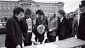 Sex Pistols podepisují smlouvu s A&M Records před Buckinghamským palácem – rok 1977