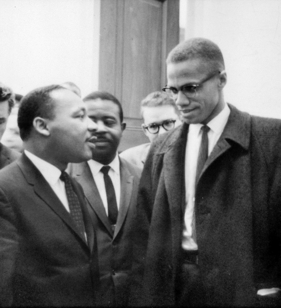 Martin Luther King (vlevo) a Malcolm X se setkali jedinkrát v životě, na pouhou minutu, 26. 3. 1964.
