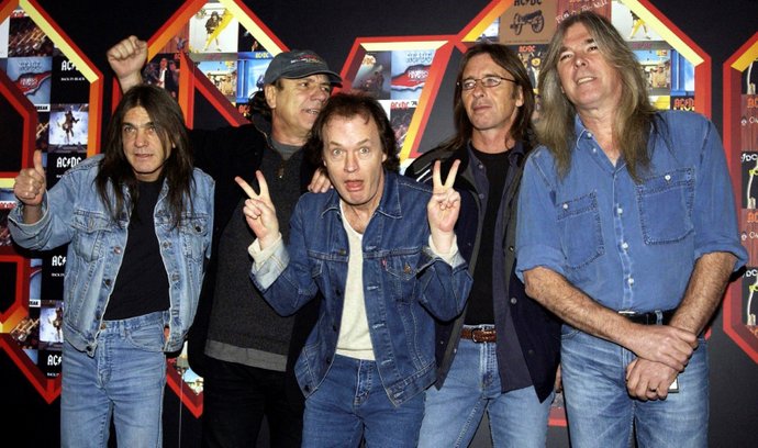 AC/DC na snímku z roku 2003. Malcolm Young (první zleva) zemřel v roce 2017. Kapelu spoluzaložil se svým bratrem Angusem (uprostřed). Oba patří mezi ikony.