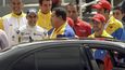Závodník F1 Pastor Maldonado a Hugo Chávez při exhibici vozu Williams ve venezuelském hlavním městě Caracasu.