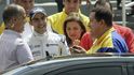 Závodník F1 Pastor Maldonado a Hugo Chávez při exhibici vozu Williams ve venezuelském hlavním městě Caracasu.