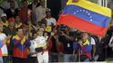 Závodník F1 Pastor Maldonado a Hugo Chávez při exhibici vozu Williams ve venezuelském hlavním městě Caracasu.