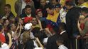 Závodník F1 Pastor Maldonado a Hugo Chávez při exhibici vozu Williams ve venezuelském hlavním městě Caracasu.