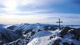 Typické zimní vrcholové panoráma z Veľkého Rozsutce: sluncem zalitý hlavní hřeben Krivánské Malé Fatry a okolní kotliny v mlze