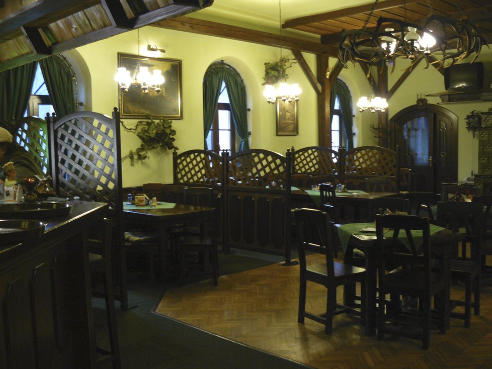 Vynikající česnečku a kachní játra na švestkách nabízejí ve stylově zařízené Lovecké restauraci.