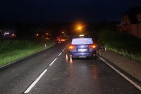 Opilý cyklista usnul na silnici: Řidič ho v zatáčce přejel!