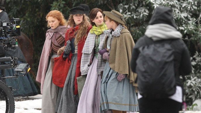 Z natáčení nové verze Malých žen. V roli sester se představí Eliza Scanen, Saoirse Ronan, Emma Watson a Florence Pugh (zleva)