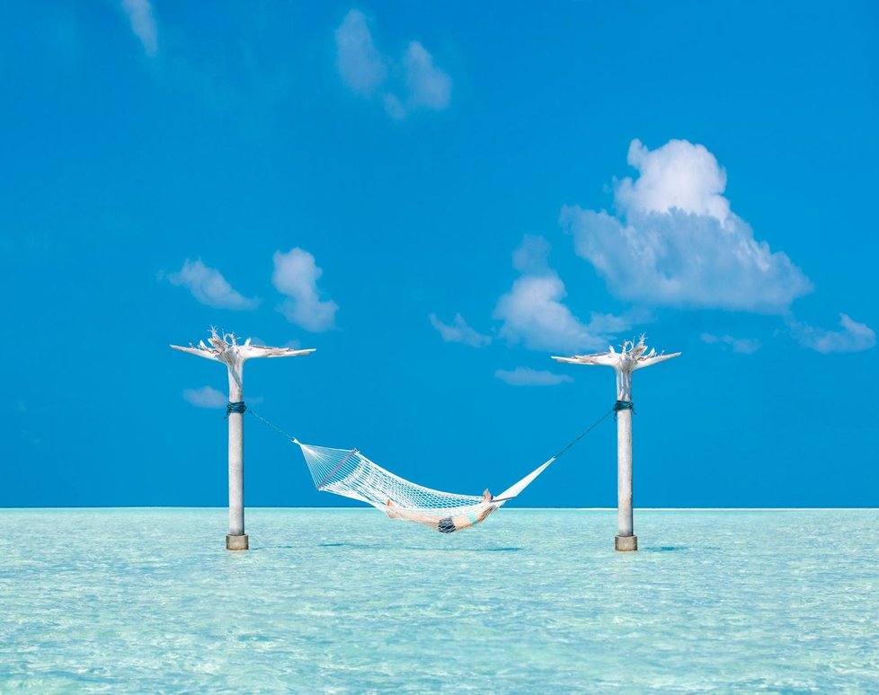 Maledivy jsou malým rájem na Zemi. Souostroví je typické svými dlouhými plážemi a azurovým mořem.