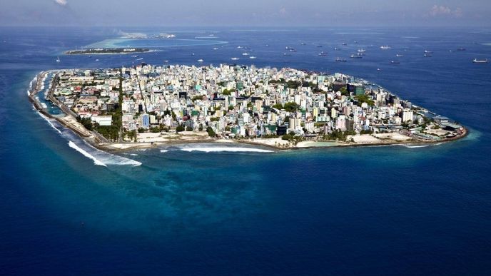 Maledivy jsou ostrovním státem na jihu Asie v Indickém oceánu. Země je nejníže položeným státem světa. Pokud hladina oceánu stoupne, hrozí, že všechny ostrovy zmizí pod vodou.