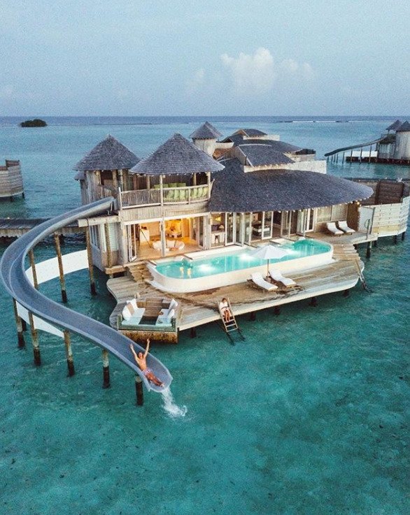 Maledivy jsou malým rájem na Zemi. Souostroví je typické svými dlouhými plážemi a azurovým mořem.