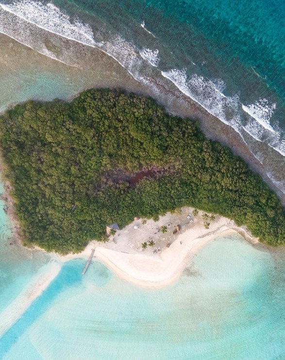 Maledivy lákají turisty na vakcinaci.