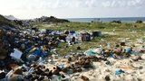 Dovolenkový ráj, nebo smetiště? Šokující fotky ukazují hory odpadků na pláži na Maledivách