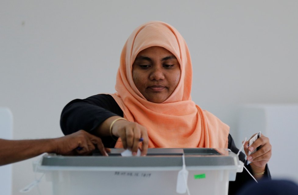 Obyvatelé Malediv dnes volili prezidenta. Favoritem byla stávající hlava státu Jamín Abdal Gajúm, který vládne ostrovnímu státu v Indickém oceánu tvrdou rukou od roku 2013. Jeho soupeři jsou buď ve vězení, nebo v exilu