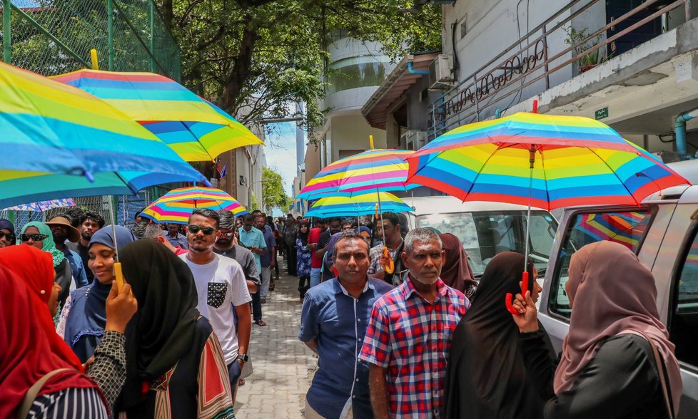 Obyvatelé Malediv dnes volili prezidenta. Favoritem byla stávající hlava státu Jamín Abdal Gajúm, který vládne ostrovnímu státu v Indickém oceánu tvrdou rukou od roku 2013. Jeho soupeři jsou buď ve vězení, nebo v exilu
