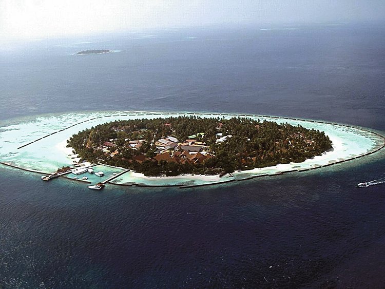 Maledivy tvoří typické nízké korálové ostrovy
