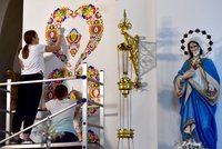 Biskupství navzdory: Malérečky vrací po letech do kostela v Lanžhotě typické slovácké malby