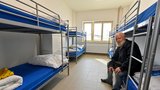 „Ubytujte lidi bez domova!“ vyzývají pražské politiky neziskovky. Magistrát proto otevře dvě nové ubytovny