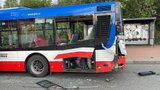 VIDEO: Kuriózní nehoda v Malešicích. Srážku hasičů s autobusem odnesla rozpáraná karoserie