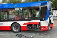 VIDEO: Kuriózní nehoda v Malešicích. Srážku hasičů s autobusem odnesla rozpáraná karoserie