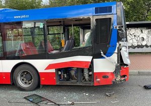 V Černokostelecké ulici poblíž autobusové zastávky Na Homoli došlo k dopravní nehodě. Narazily tu do sebe autobus, hasičský vůz a osobní automobil. (30. květen 2022)