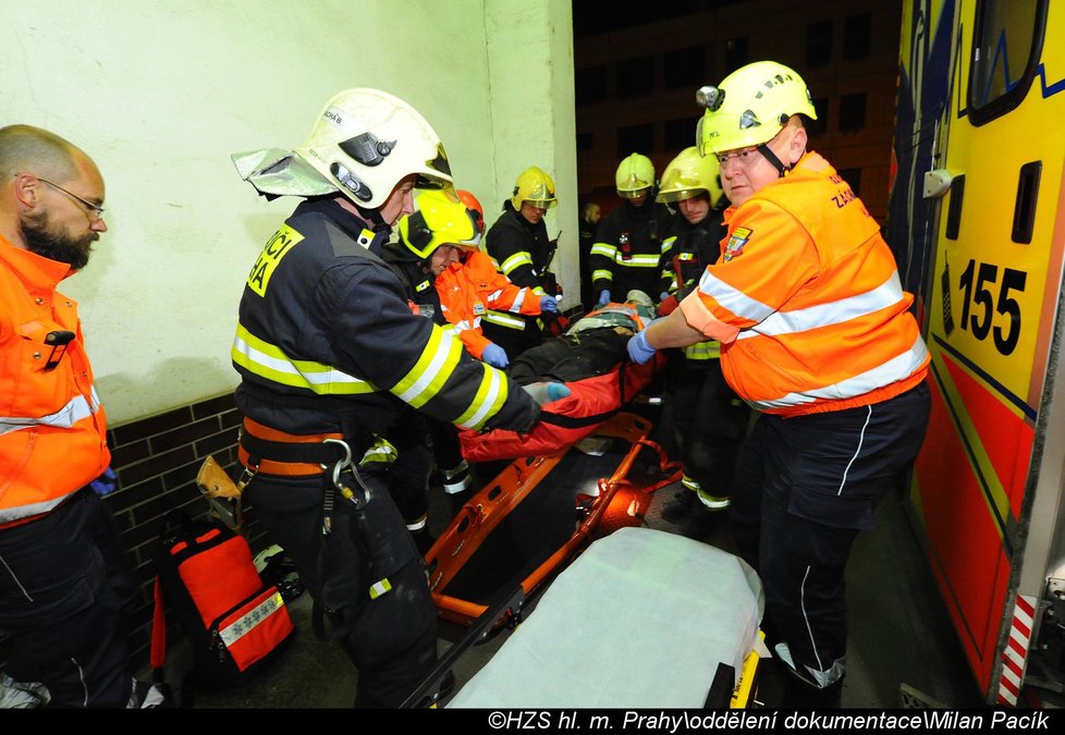 Dělník spadl v Malešicích mezi odpadky, vyprostili ho přivolaní hasiči.