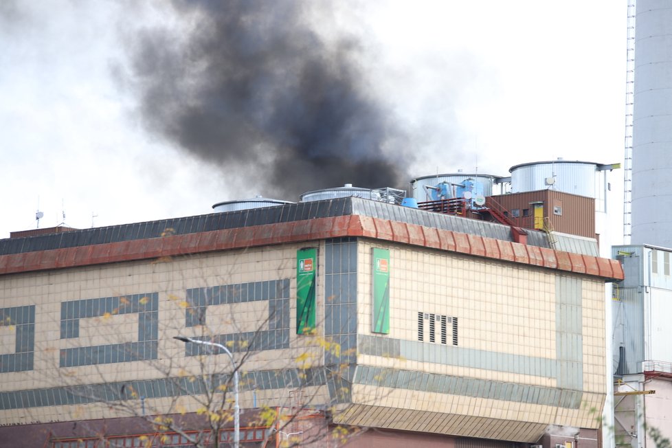Ve spalovně v Malešicích hoří jedna z budov.