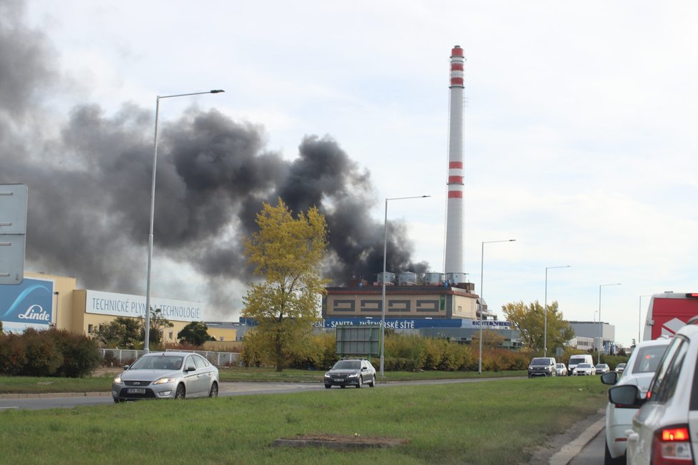 Ve spalovně v Malešicích hořela jedna z budov (20. října 2021).