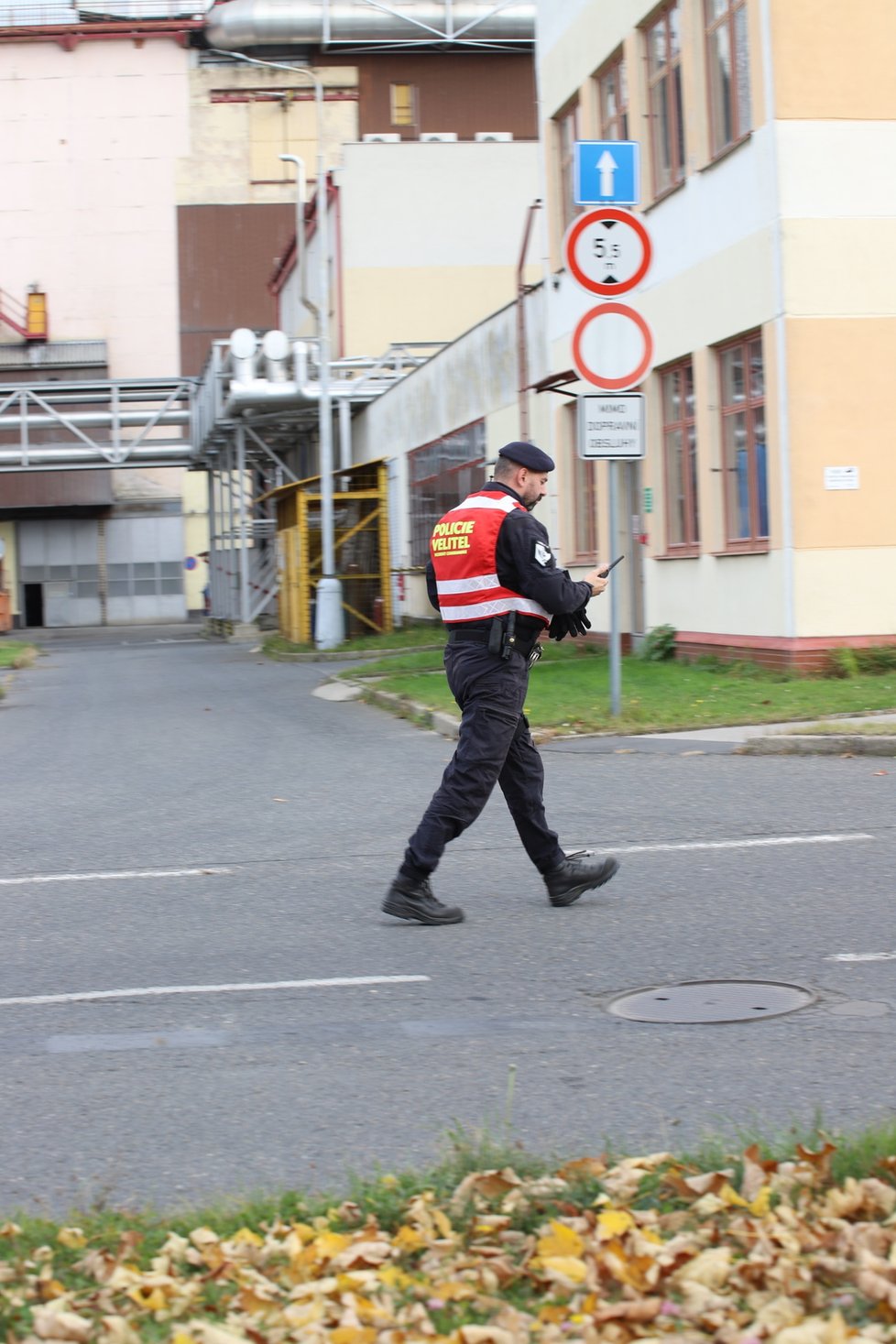 Ve spalovně v Malešicích hoří jedna z budov. (20. října 2021)