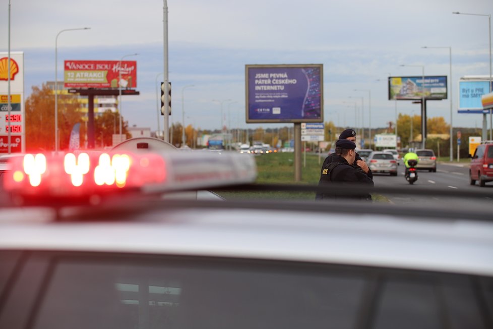 Ve spalovně v Malešicích hoří jedna z budov (20. října 2021).