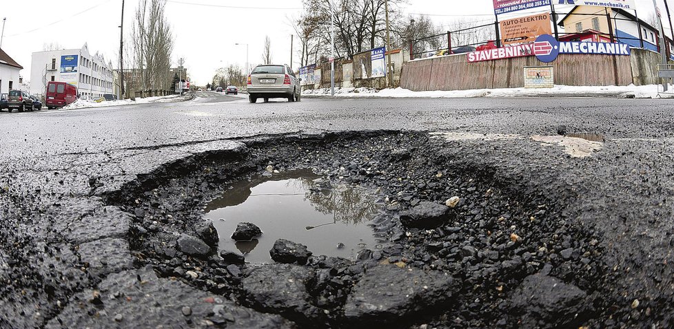 Praha: Během projíždění ulicemi Žižkova narazíte na díry také.