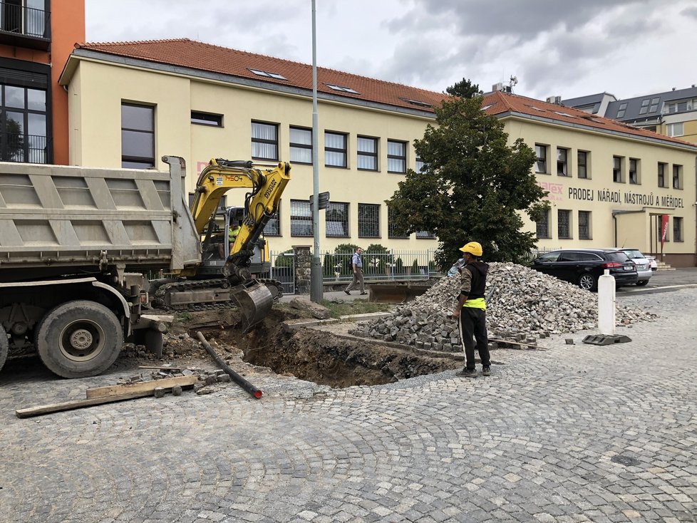 Uzavírka Malešické a Želivského koplikuje život místním i řidičům