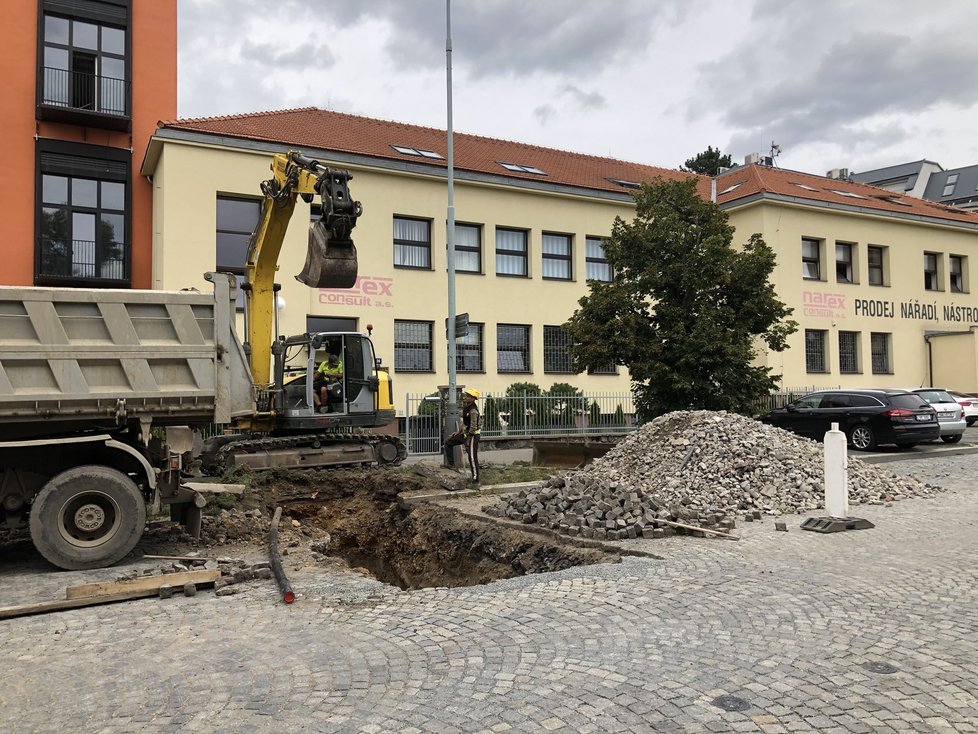 Uzavírka Malešické a Želivského koplikuje život místním i řidičům