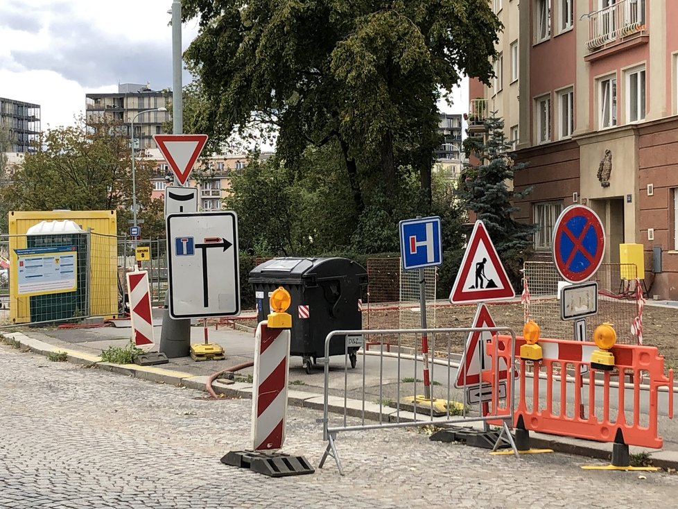 Uzavírka Malešické a Želivského koplikuje život místním i řidičům